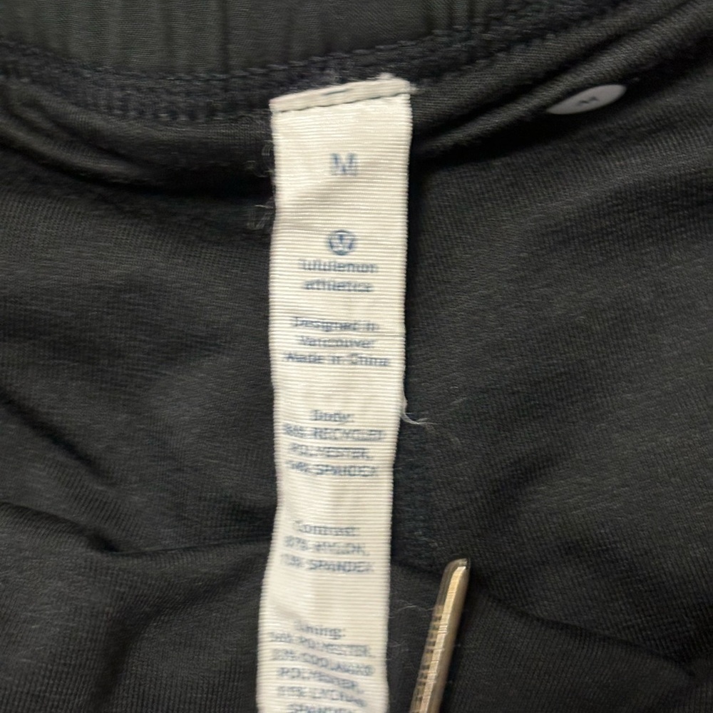 Lululemon mens shorts size Medium - Picture 7 of 7